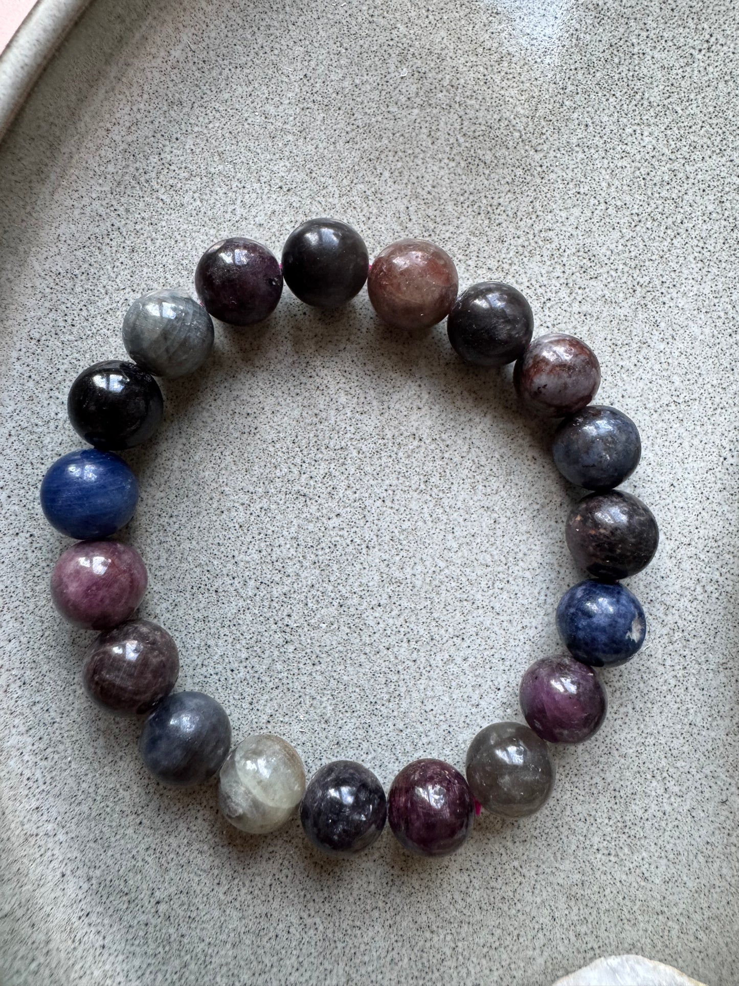 Įvairiaspalvių safyrų apyrankė