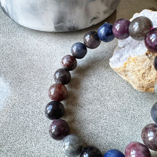 Įvairiaspalvių safyrų apyrankė