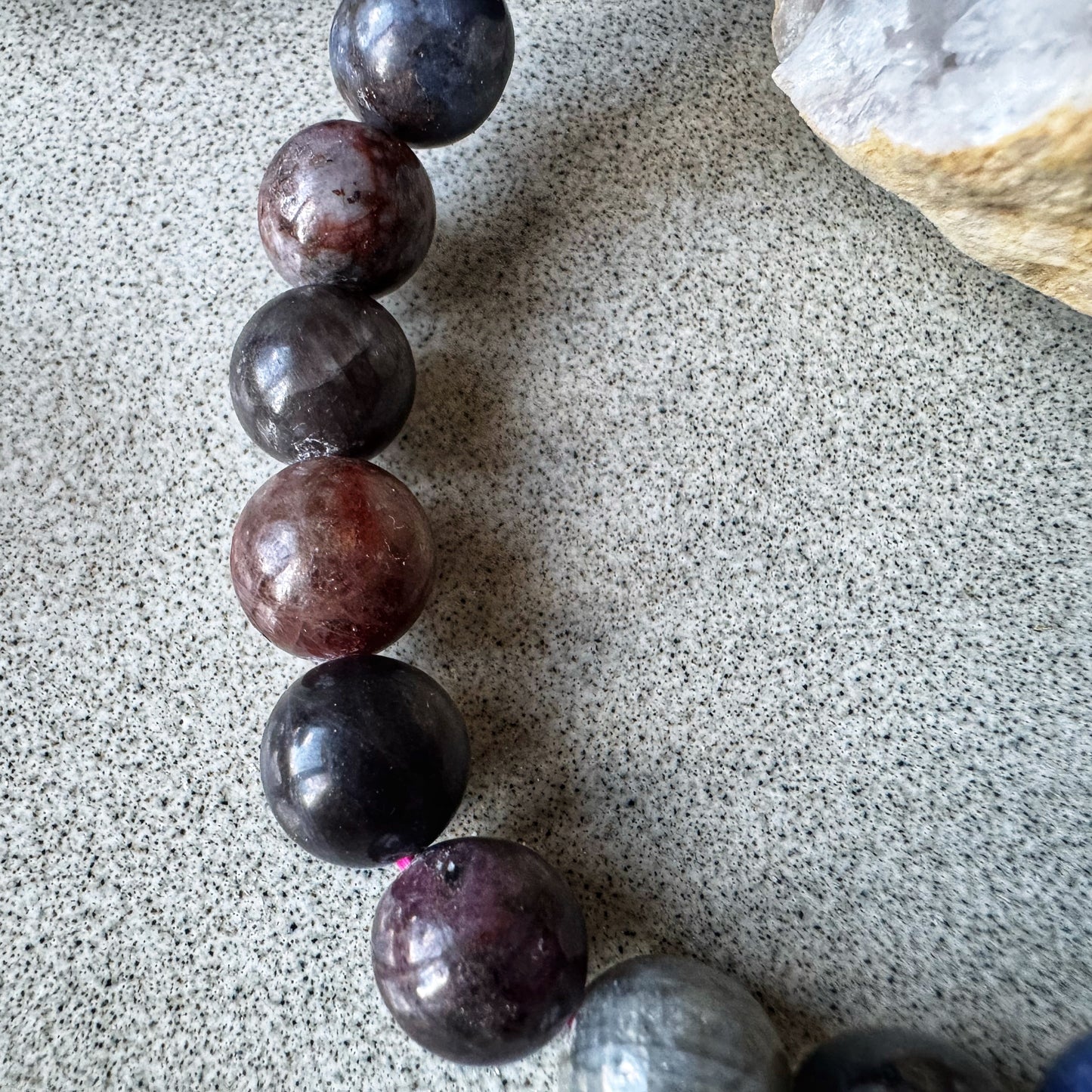 Įvairiaspalvių safyrų apyrankė