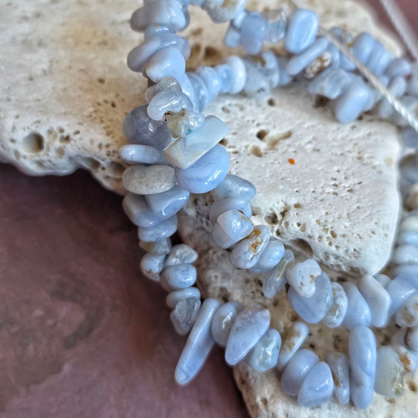 Melsvojo chalcedono apyrankė