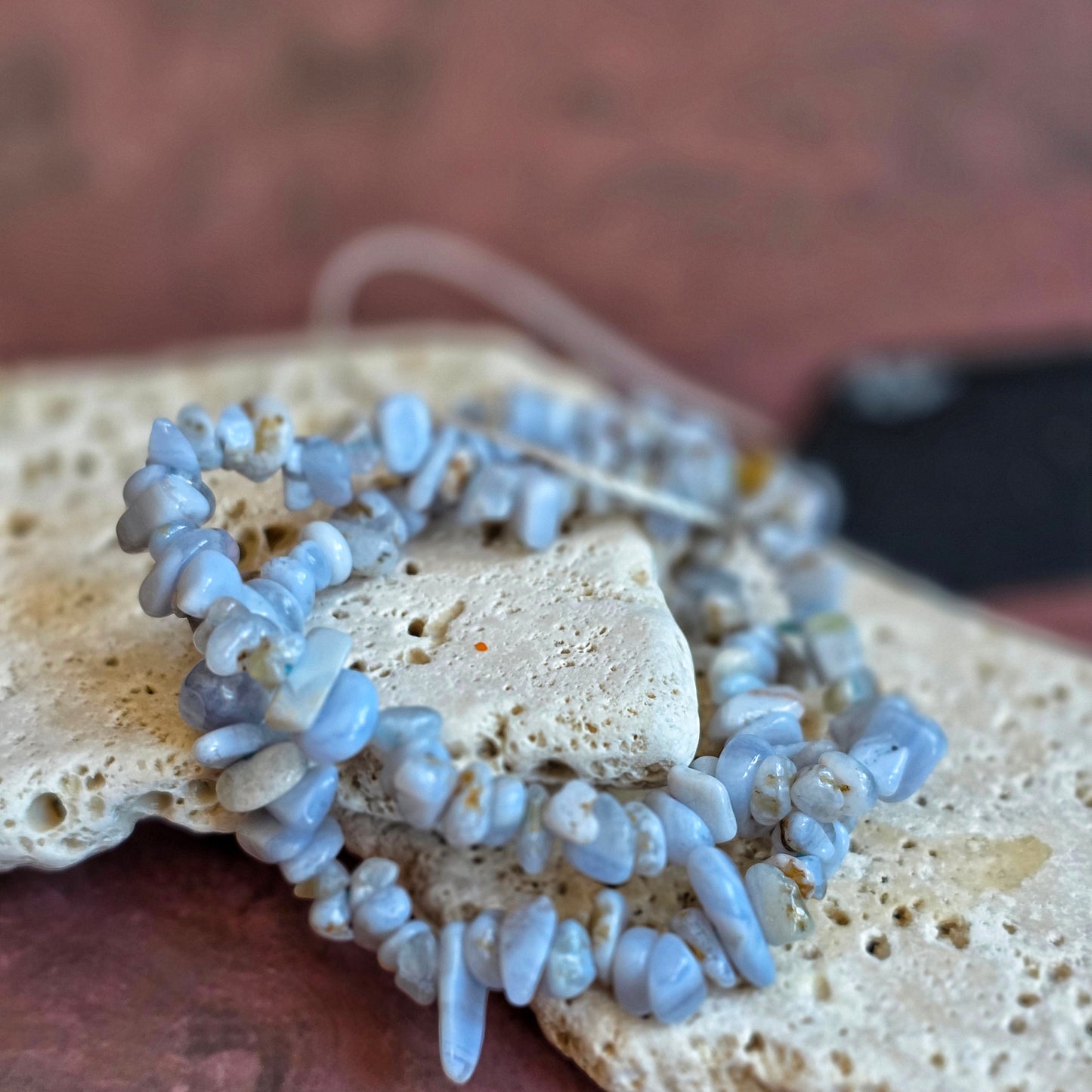 Melsvojo chalcedono apyrankė