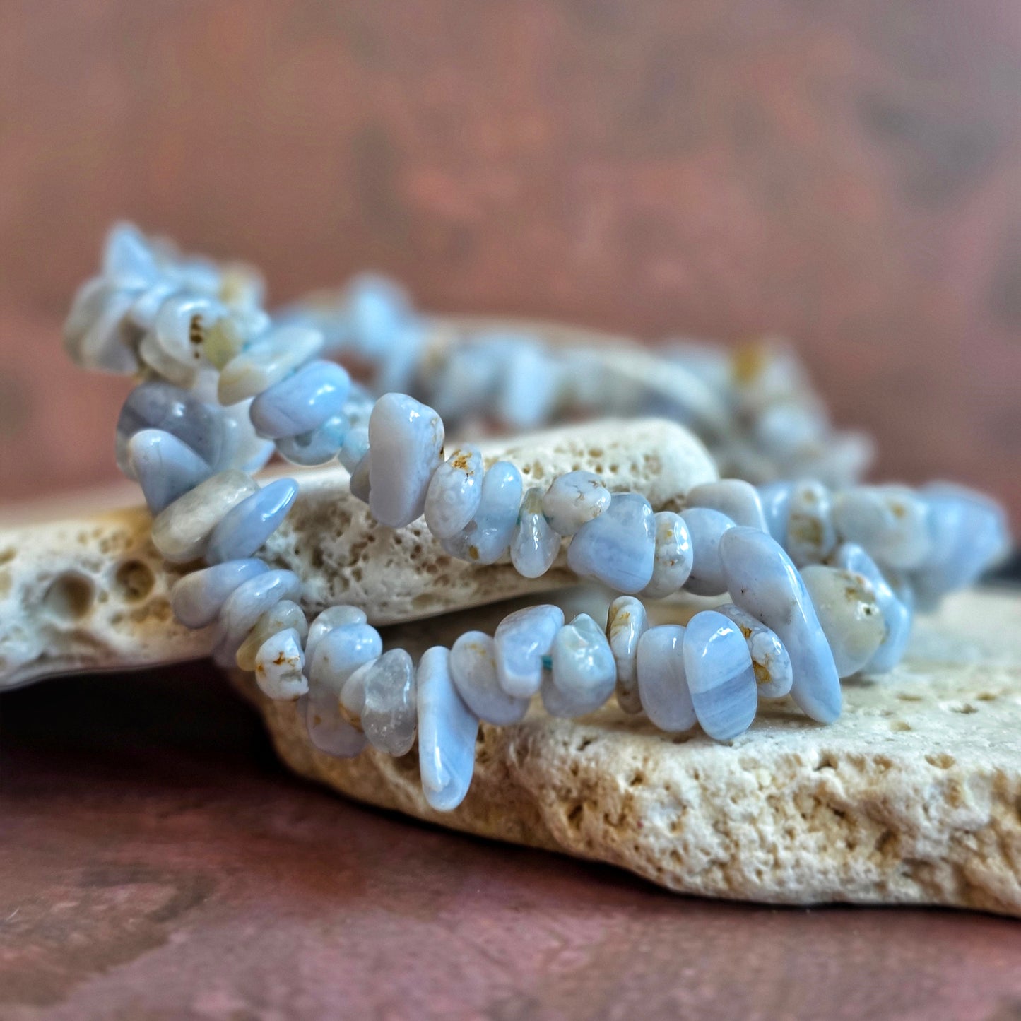 Melsvojo chalcedono apyrankė